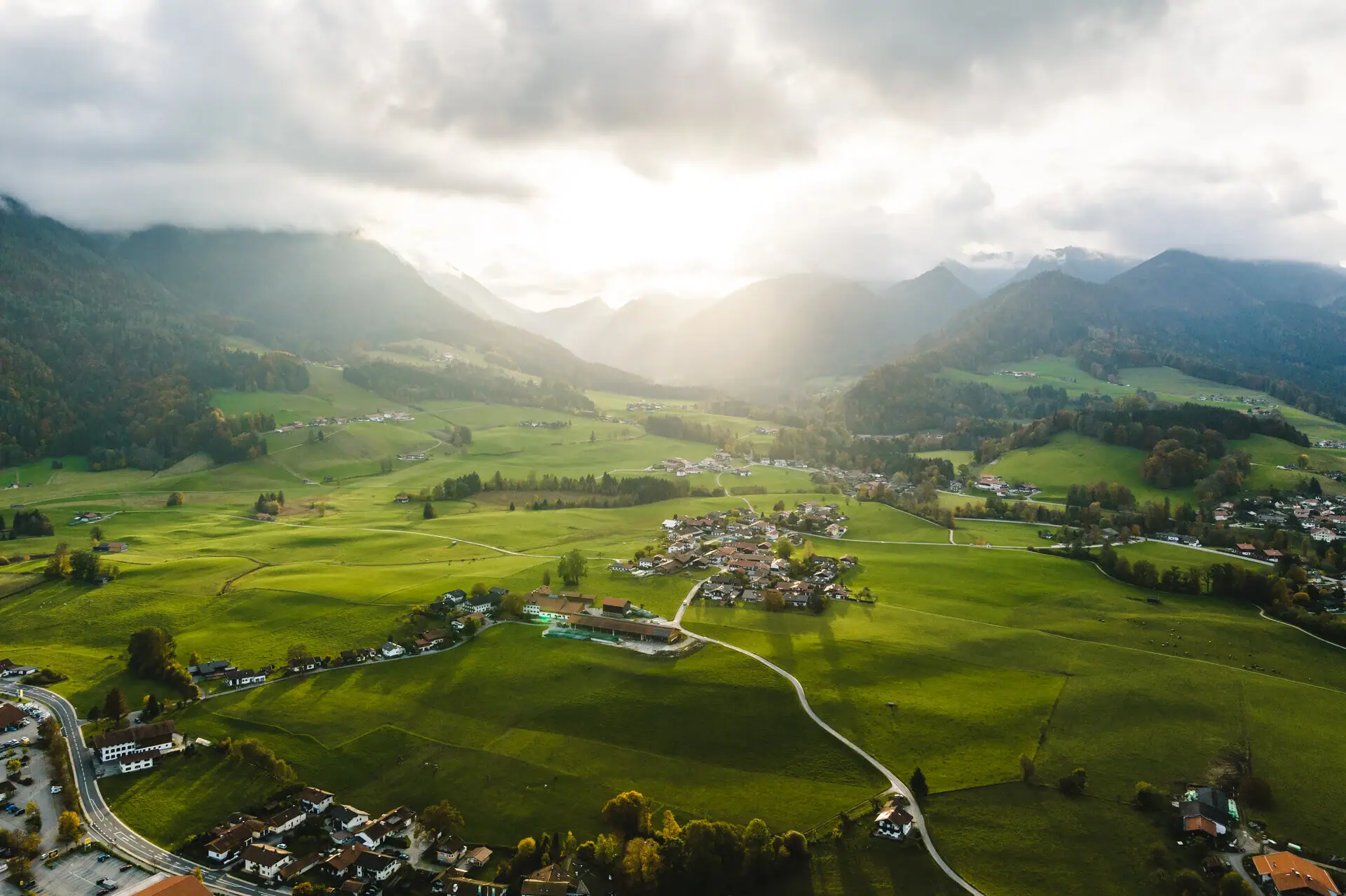 Ruhpolding Groen landschap met bergen en gebouwen op de voorgrond.