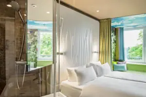 Een kamer met douche en bed.