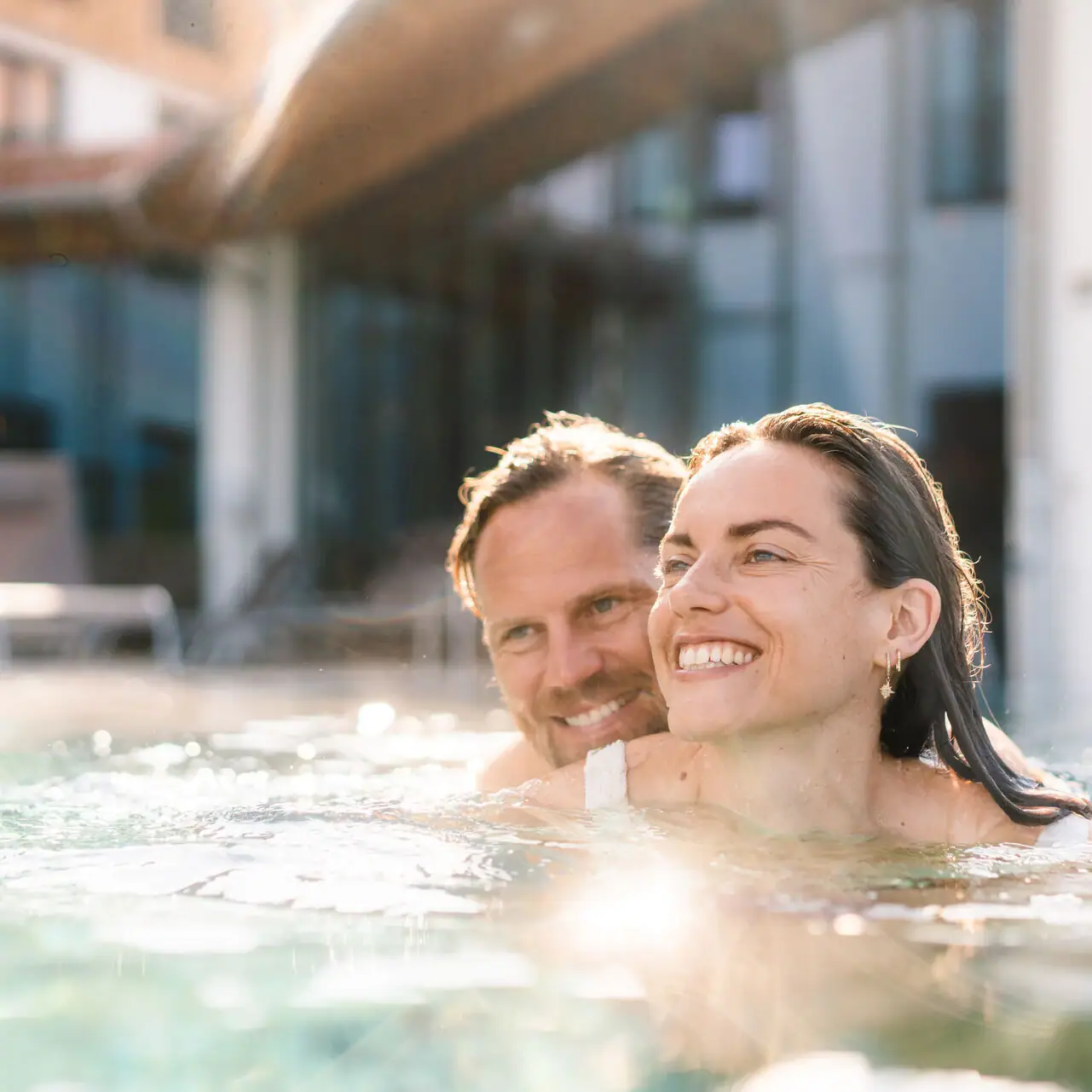 Dag SPA in Ruhpolding Een man en een vrouw lachen in een zwembad.