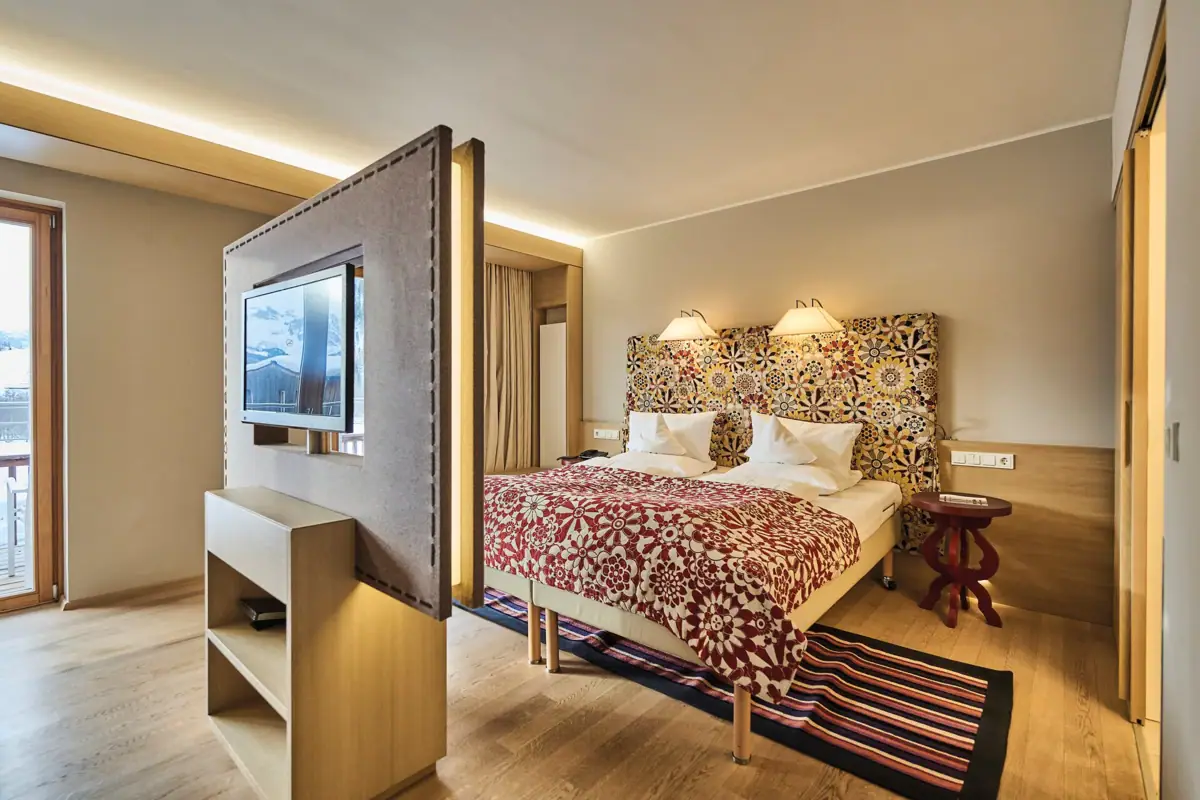 Een kamer met een bed en een televisie.