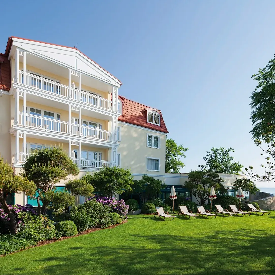 Gazon met stoelen voor een gebouw