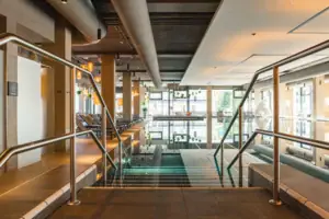Großes Hallenbad mit Handlauf und Tageslicht.