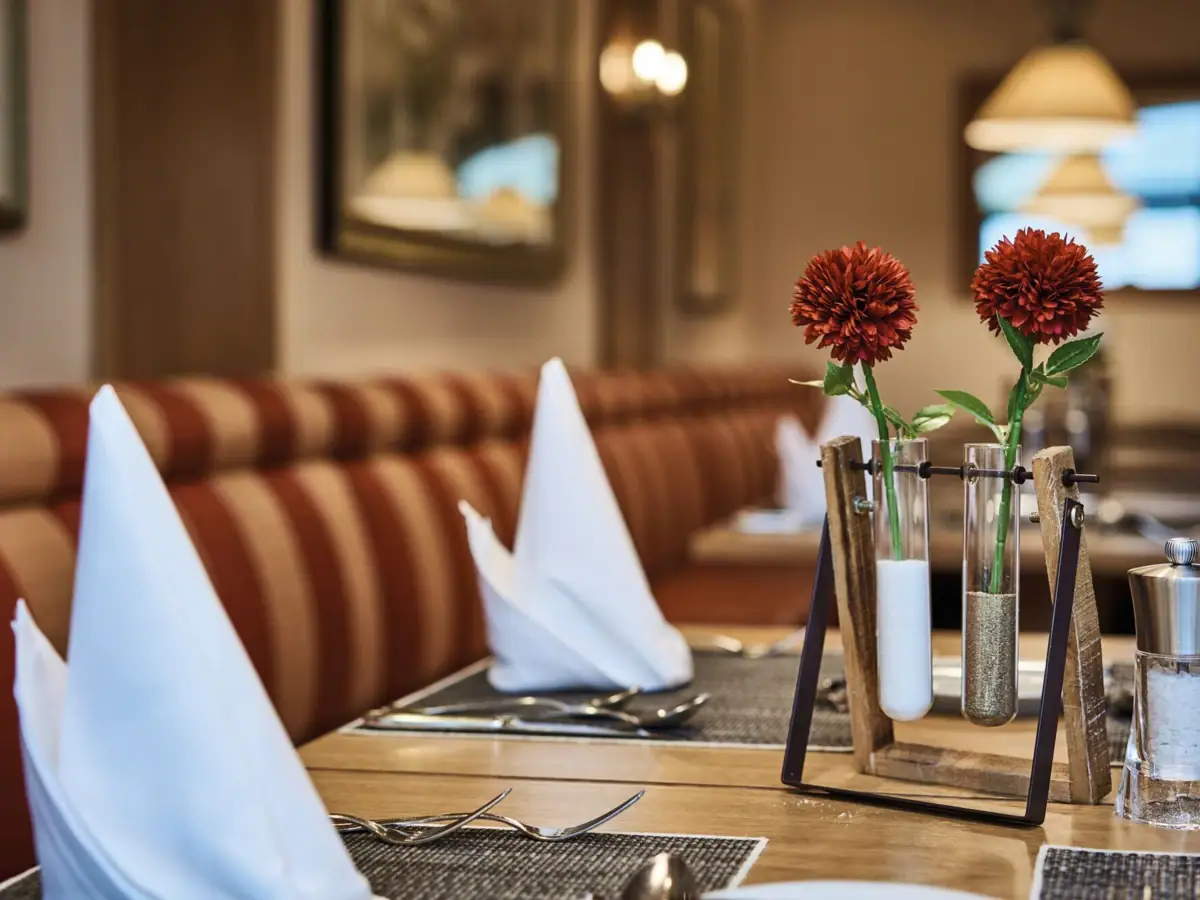 Restaurant Flora Een tafel met een paar vazen met bloemen.