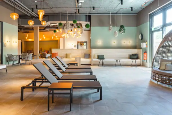 Ligstoelen Een kamer met stoelen en een bank.