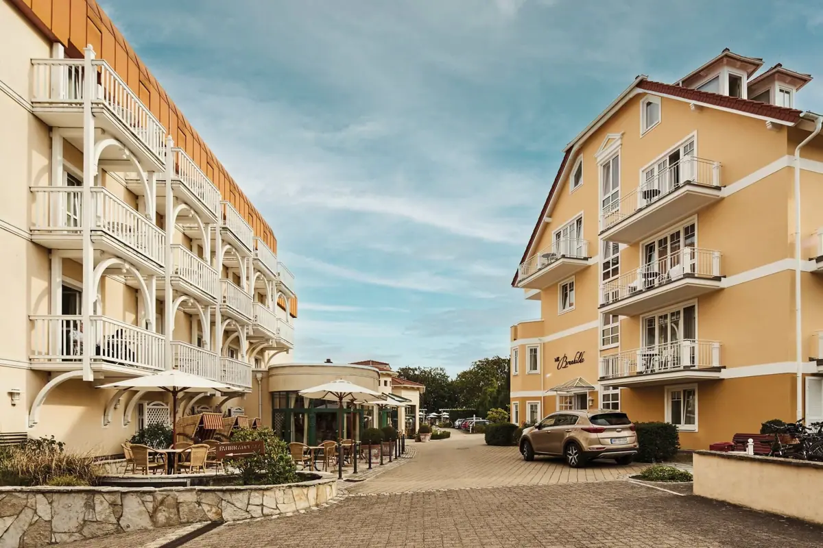 Een straat met gebouwen en auto’s in een stedelijke omgeving