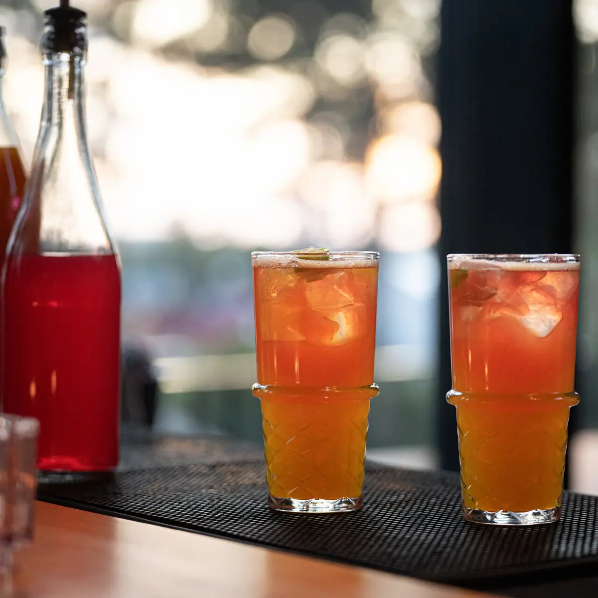 Bistro & bar Twee glazen met drank op een tafel.