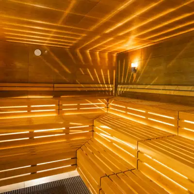 Sauna Houten sauna met licht dat door de muren schijnt