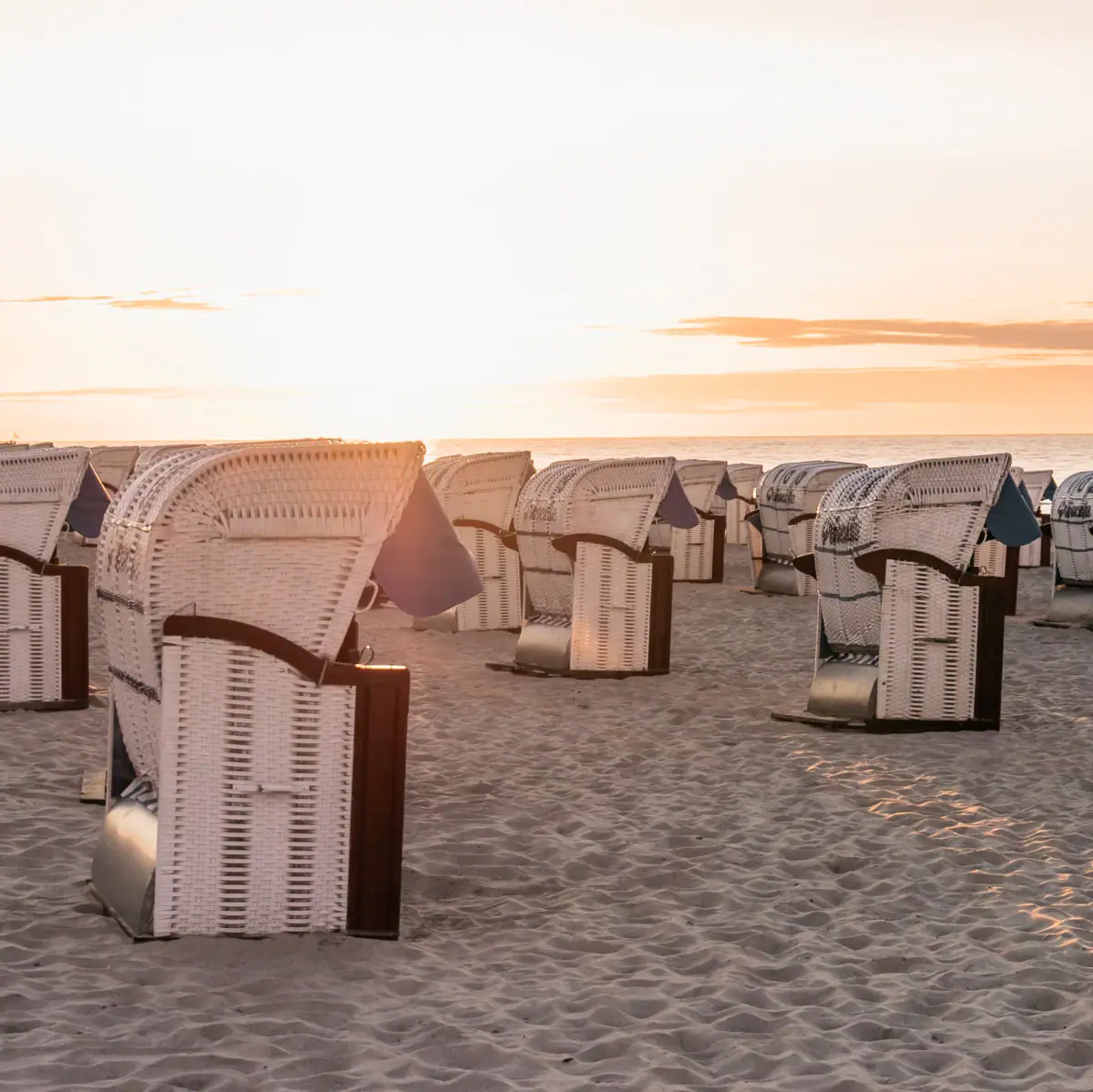 Een groep strandstoelen op het strand.