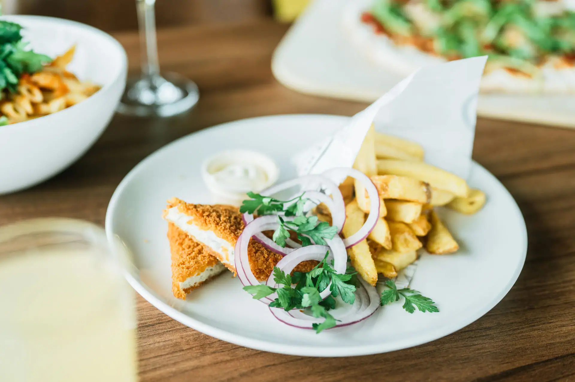 Vis uit het veld Een bord fastfood op tafel.