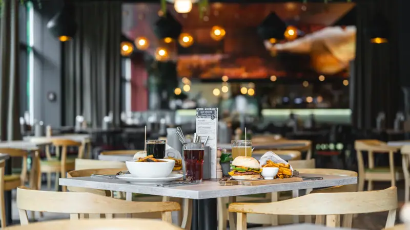 Een tafel met verschillende gerechten en drankjes erop.