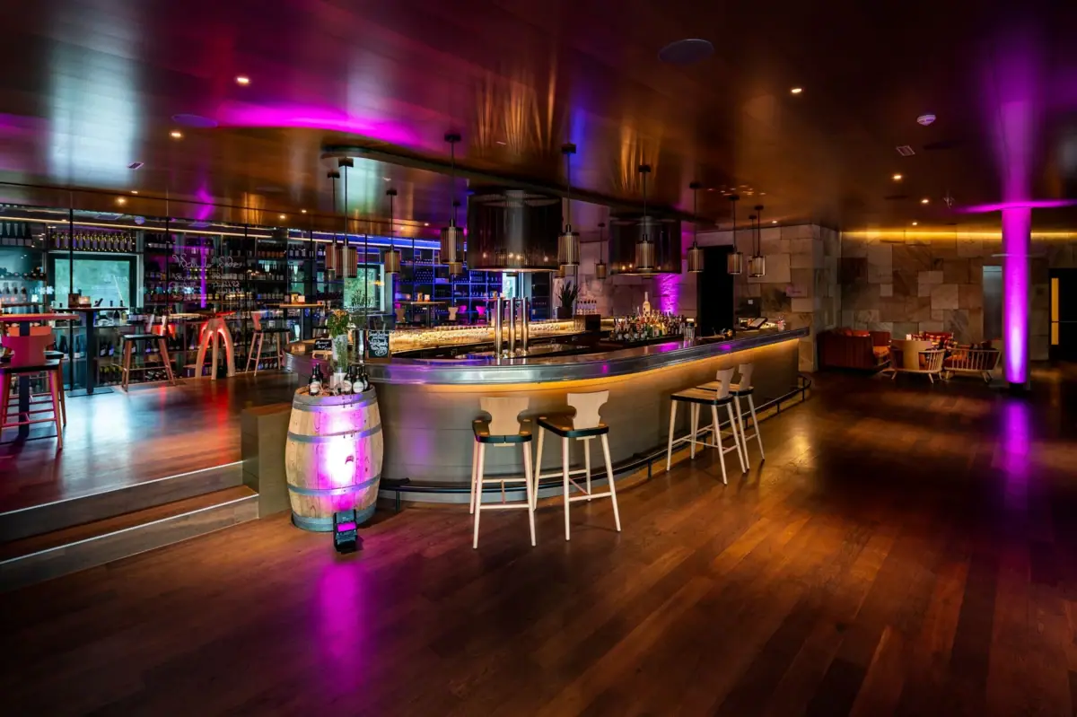 Bar 902 Werfenweng Bar met vat en krukken
