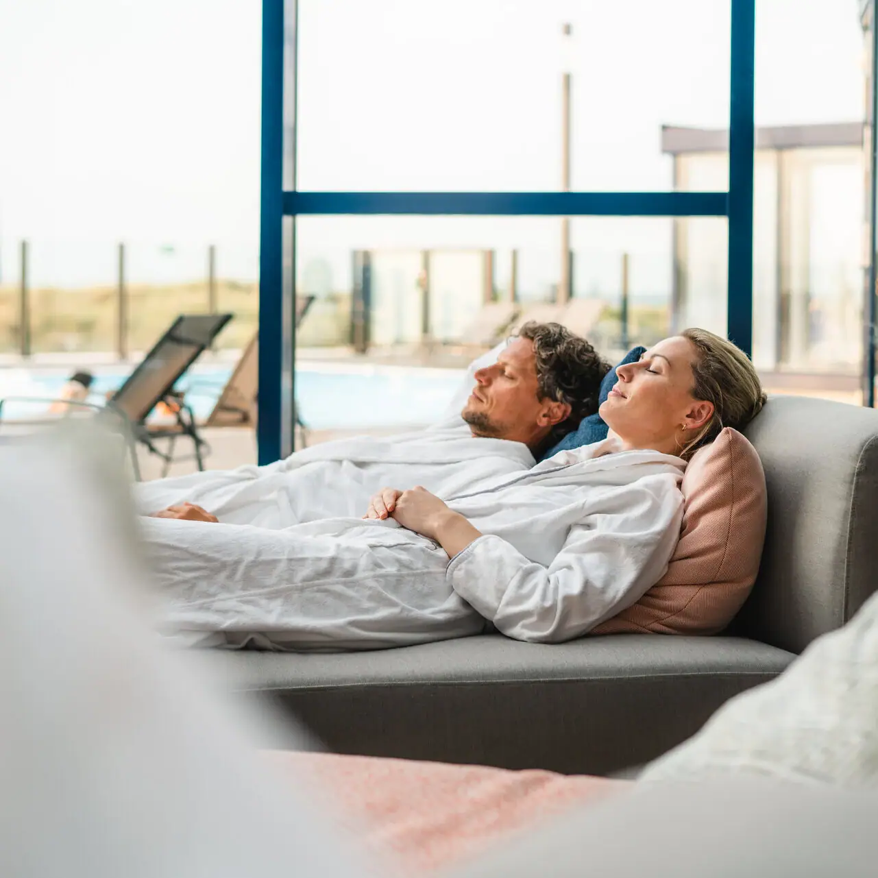 DagSPA bij de aja Warnemünde Een man en een vrouw liggen op een bank in de wellnessruimte.