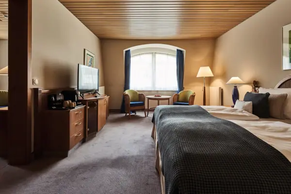 Hotelkamer Kamer met bed en televisie.