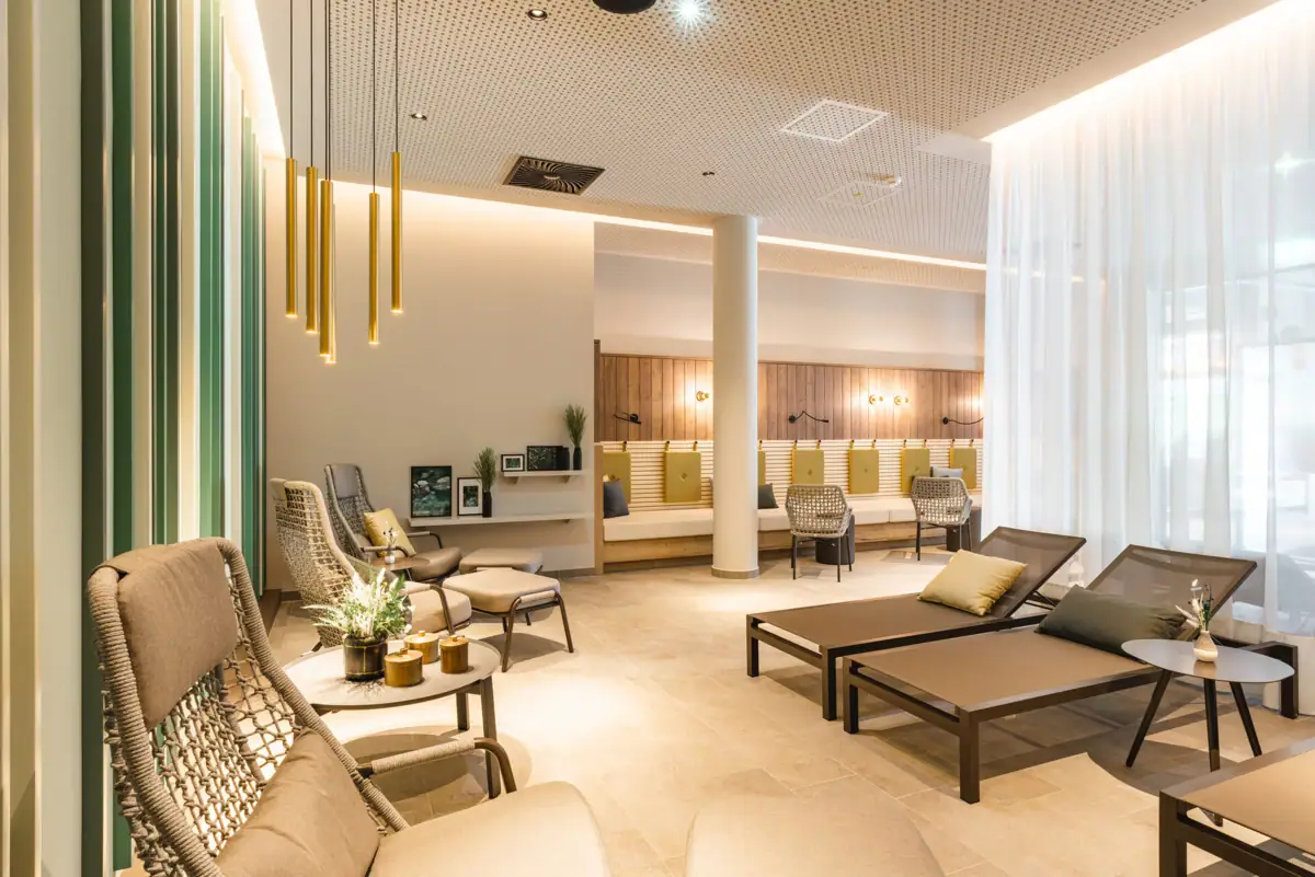 Ontspanningsruimte Een kamer met stoelen en tafels.