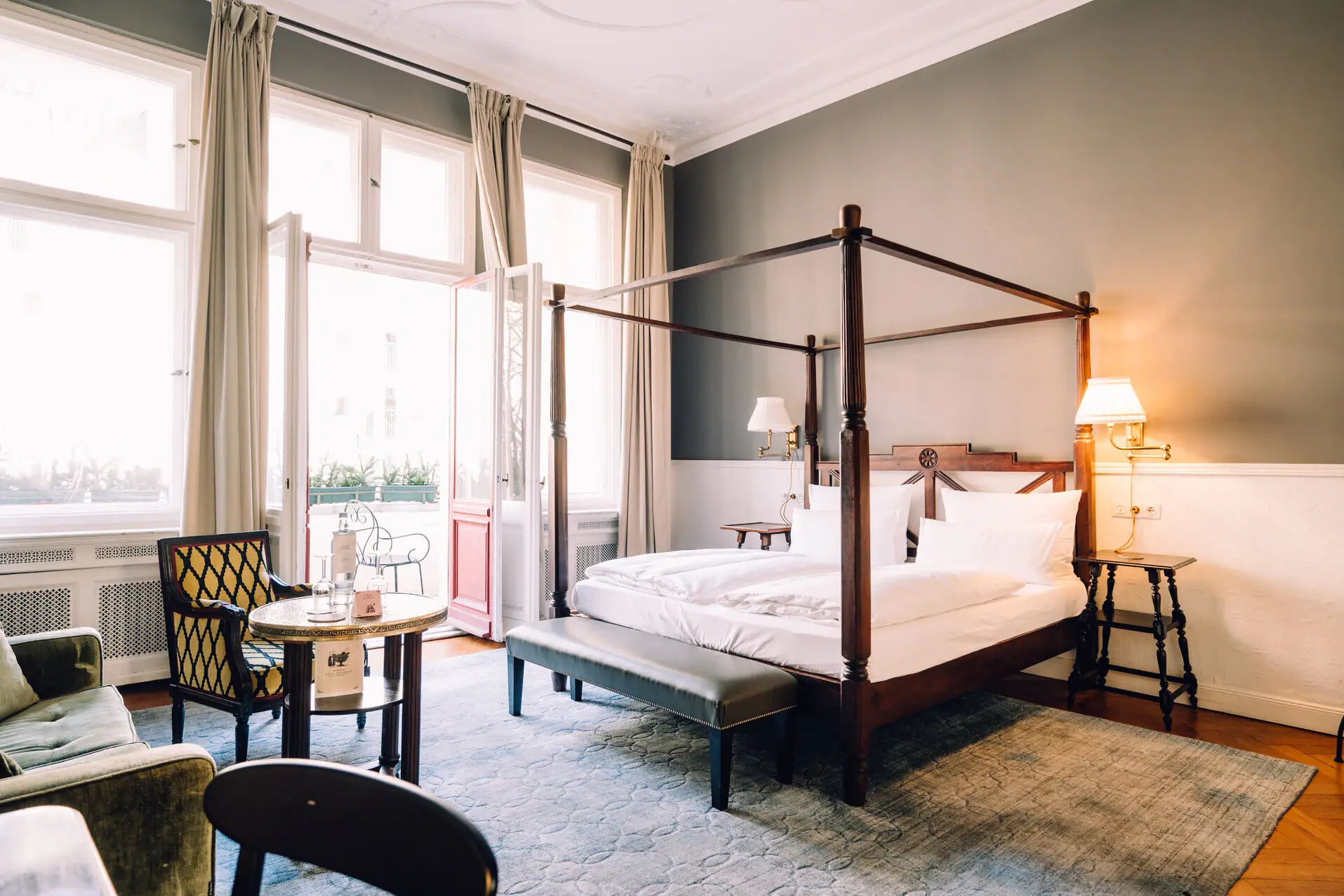 Een kamer met een hemelbed en een tafel.