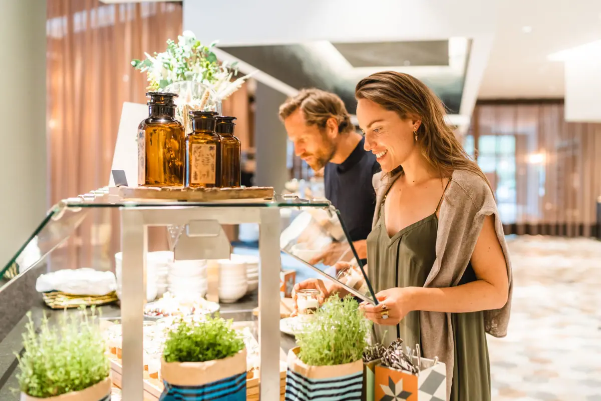 Een vrouw staat voor een buffet.