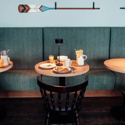 Een tafel met borden en kopjes erop.