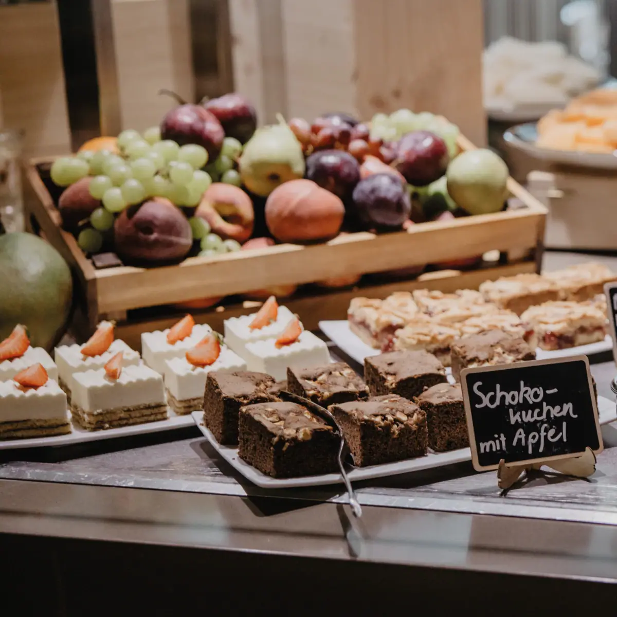 Gebak gepresenteerd op schalen als buffet