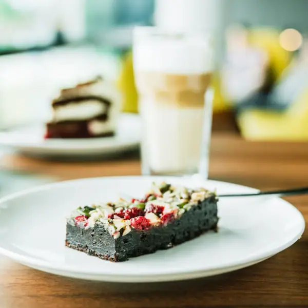 Brownie Een stuk taart op een bord.