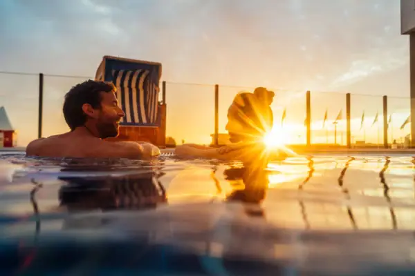 Buitenzwembad Een man en een vrouw in het zwembad.