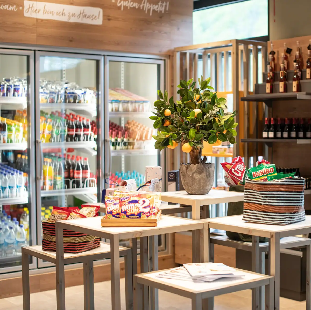 Een tafel met eten en een plant erop.