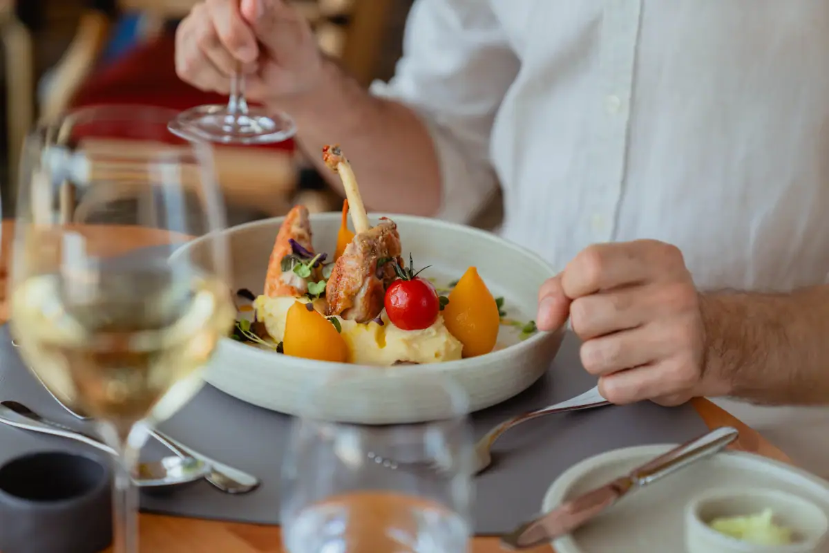 Restaurant Eén persoon eet uit een kom.