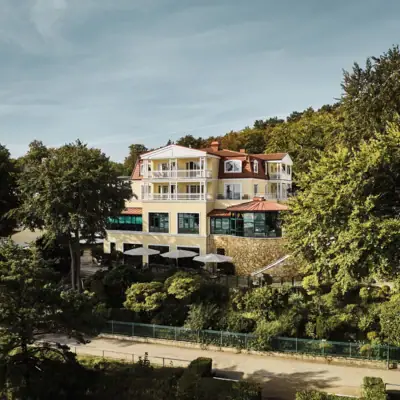 Een gebouw omringd door bomen.