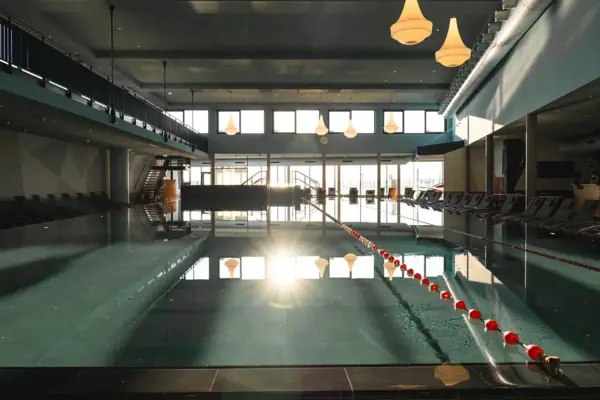 Zwembad met een set stoelen en een binnentrap.