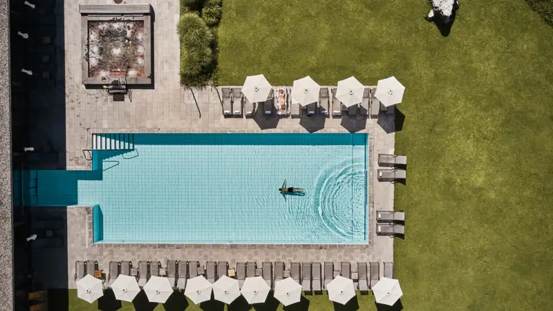 Zwembad bij aja  Zwembad met parasols en ligweide.