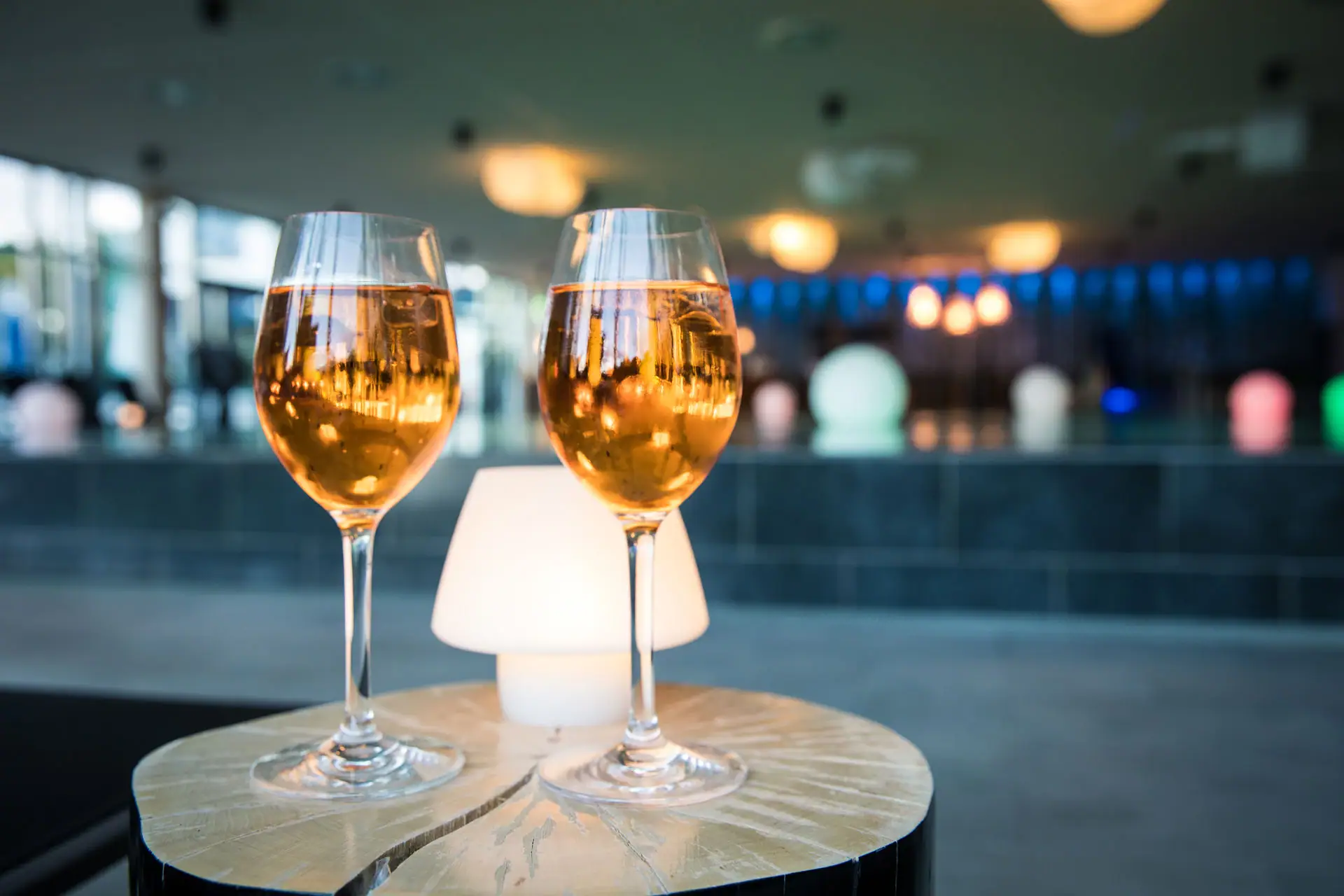 Zwembadbar bij aja Bad Saarow Twee wijnglazen op een tafel.
