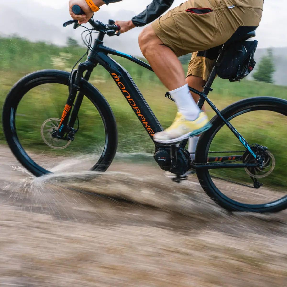 Mountainbiken Iemand rijdt op een mountainbike door een plas.