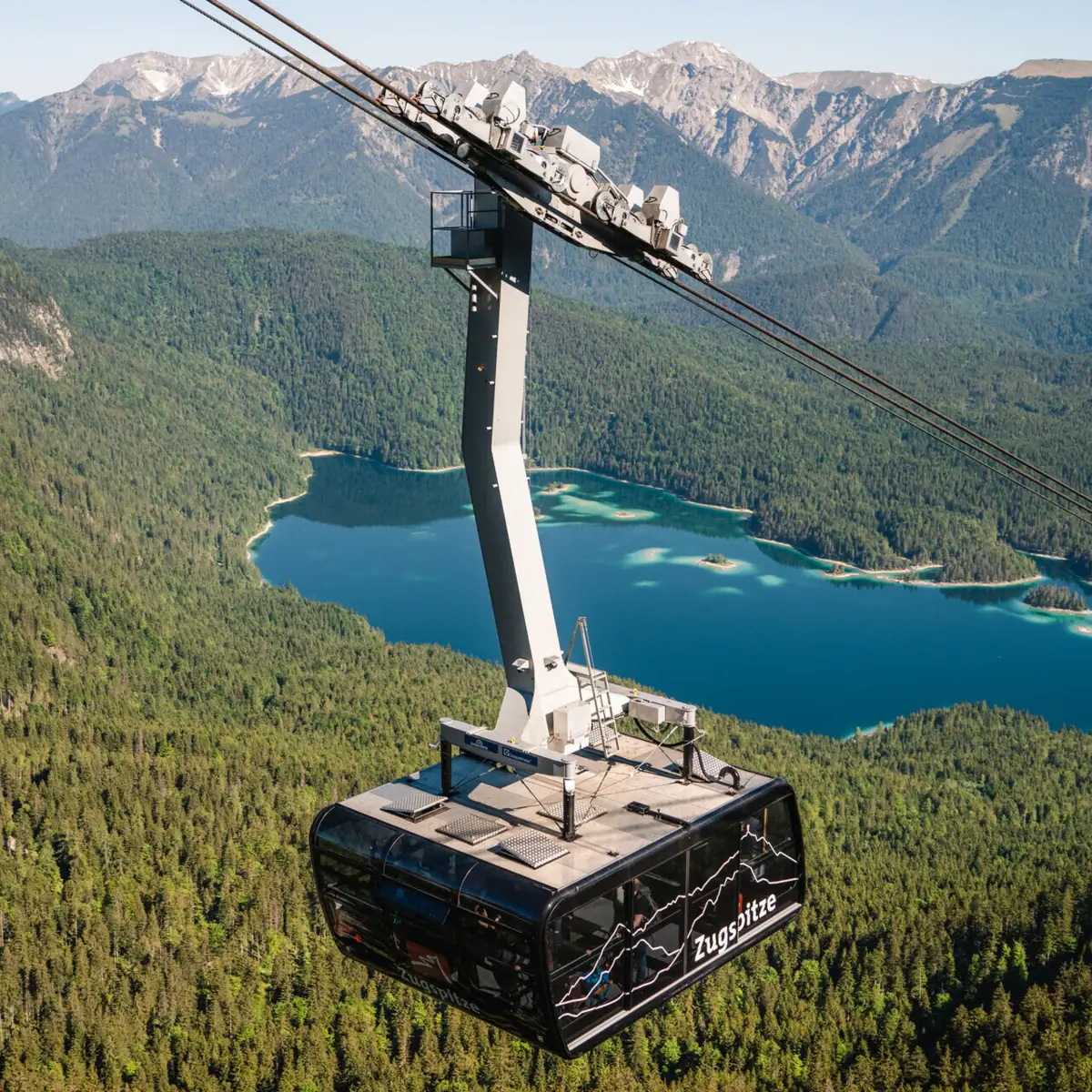 Twee bezienswaardigheden in Garmisch-Partenkirchen: De Eibsee achter de Zugspitze spoorweg.