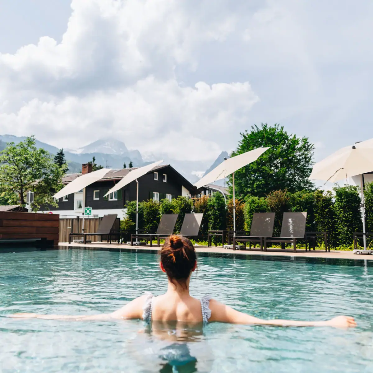 Buitenzwembad Een vrouw in een zwembad.