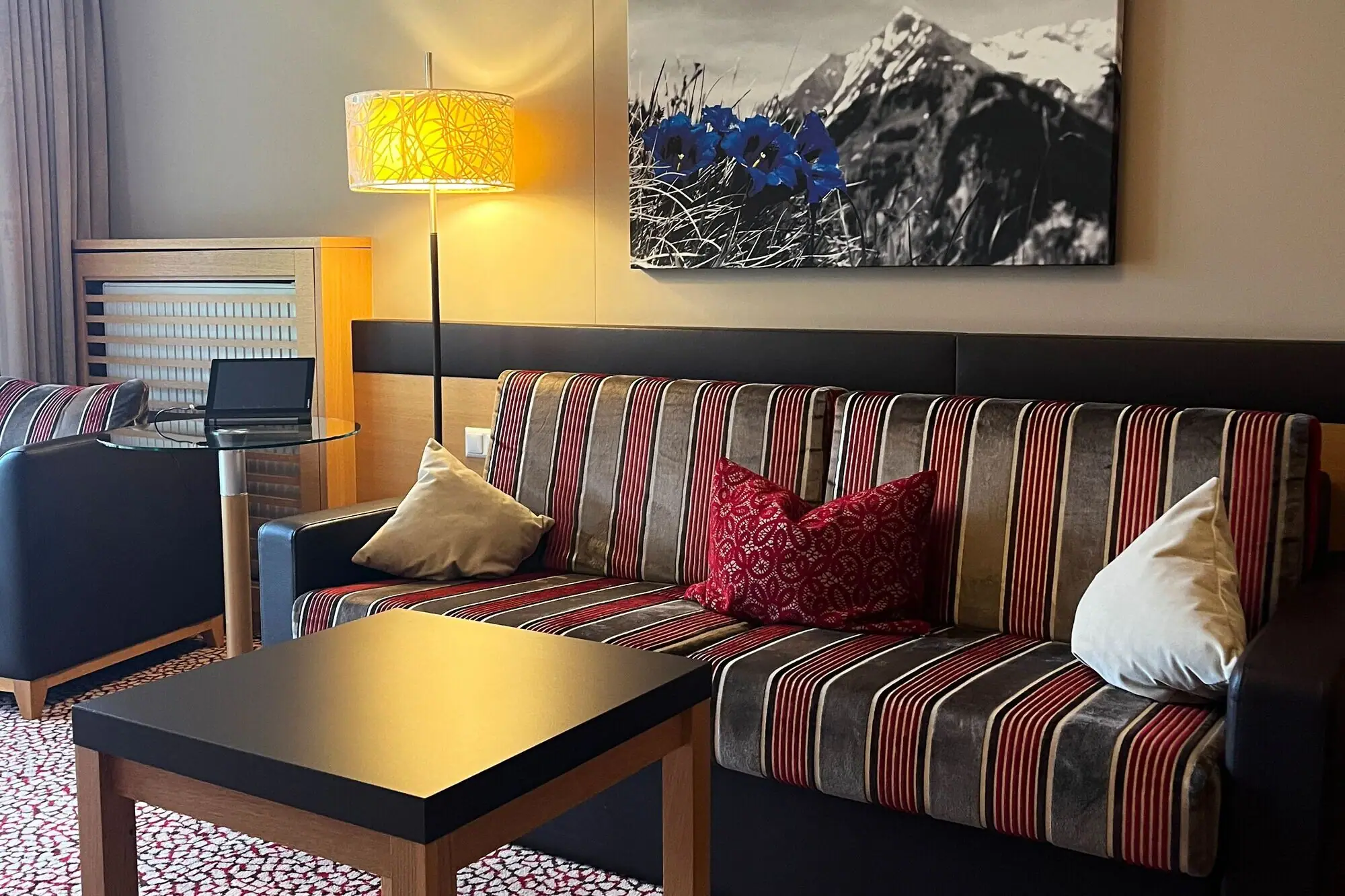 Suite Bank met kussens en een tafel in één kamer.