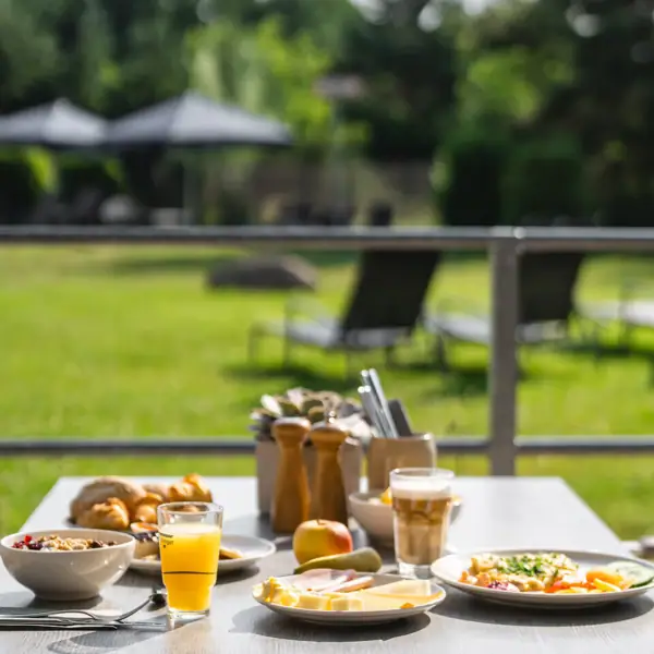 Ontbijt Een ontbijttafel met eten erop.