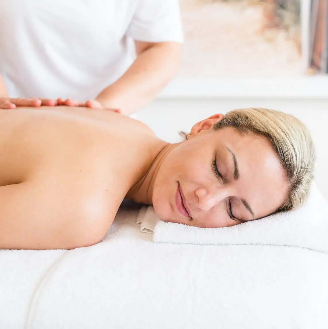 Toepassingen bij de aja Warnemünde Een vrouw ligt op een massagetafel.