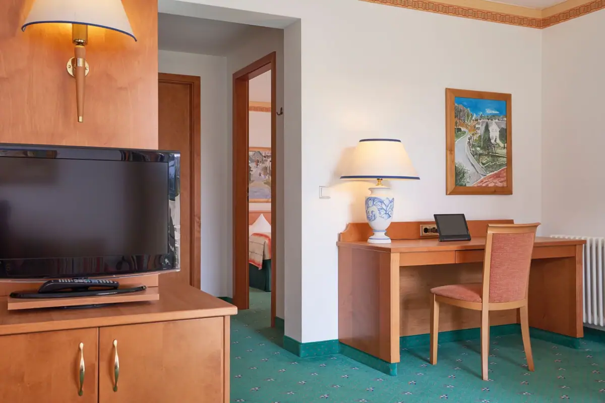 Een kamer met een bureau en een televisie.