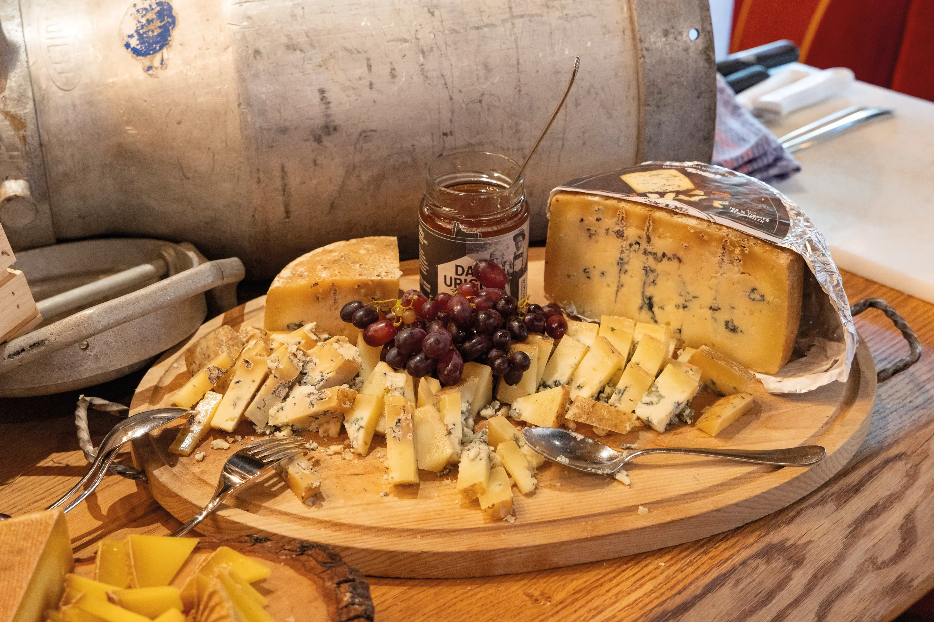 Een bord kaas en druiven.