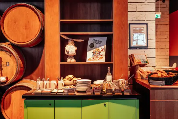 Een plank met voedsel erop.