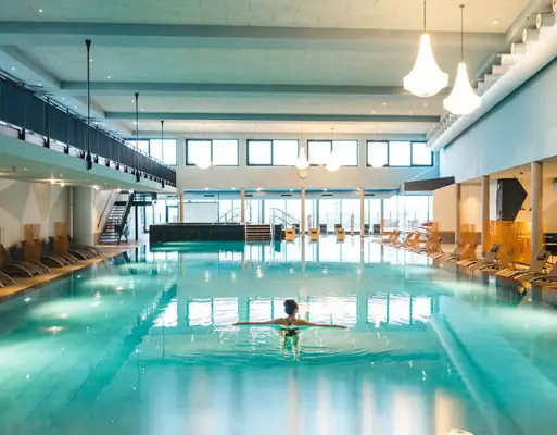 Een vrouw in een zwembad.