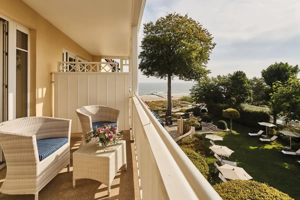 Een balkon met stoelen en een tafel.