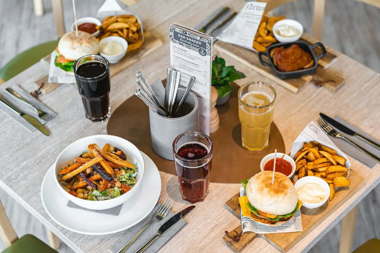 Een tafel met verschillende gerechten erop.