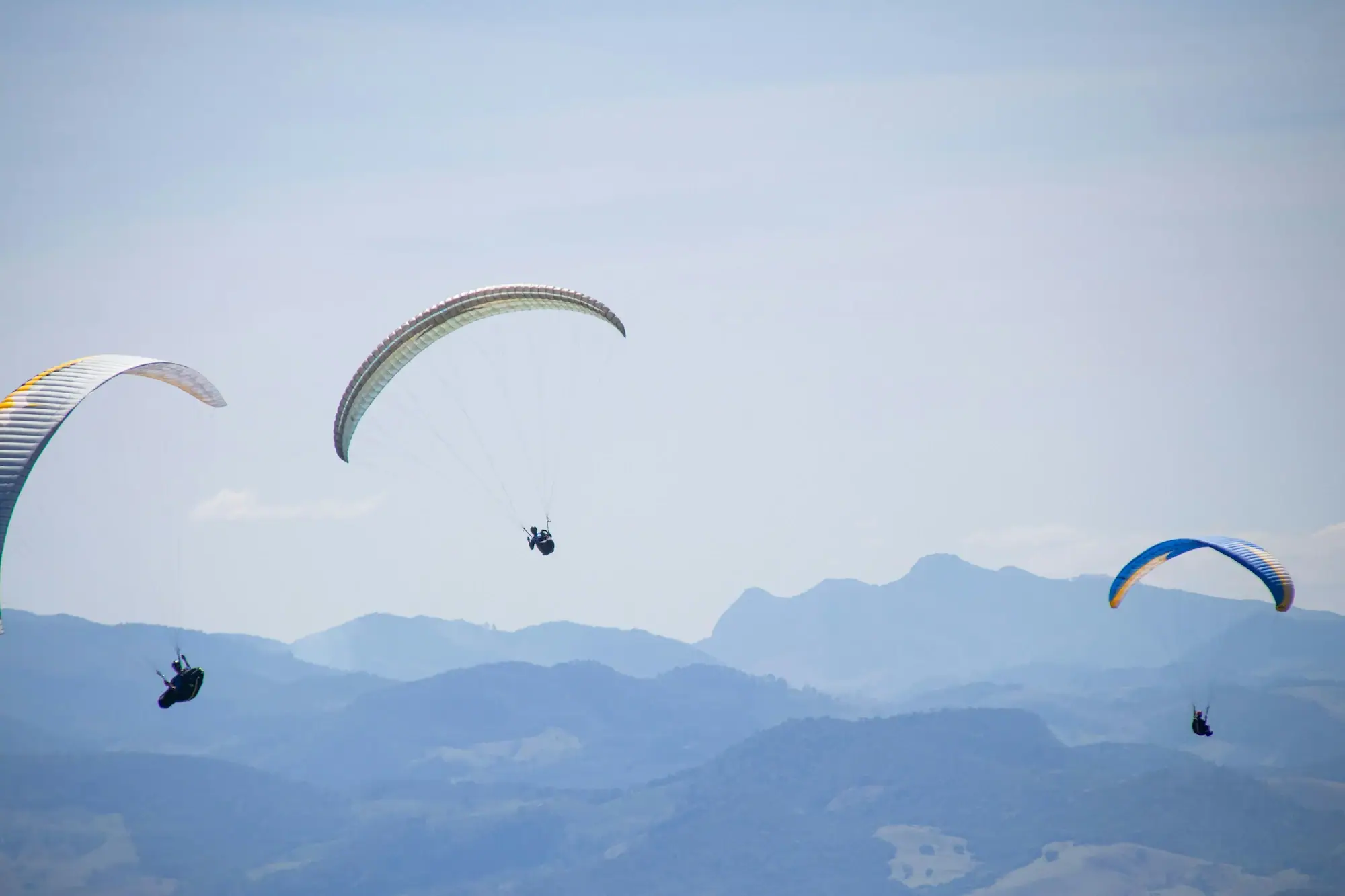 Paraglider Een groep mensen aan het paragliden in de lucht.