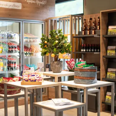 Een tafel met eten en een plant erop.