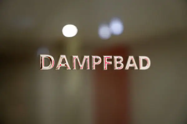 Stoombad Close-up van een bord met duidelijk leesbare letters.