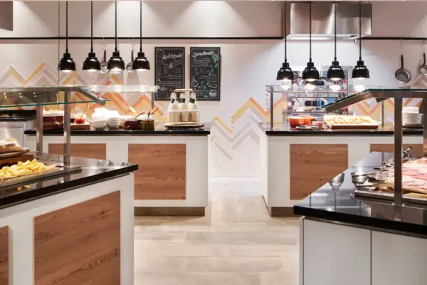 Een buffet met verschillende gerechten in een restaurant.