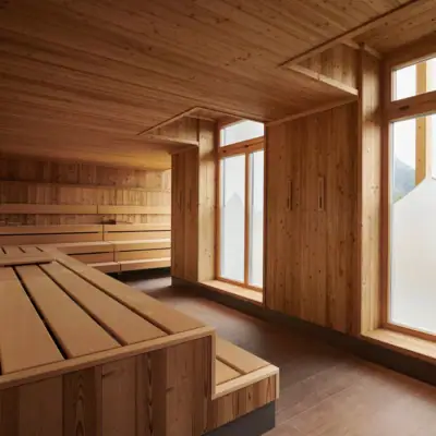 Finse sauna bij aja Ruhpolding Een kamer met een houten bank en ramen.