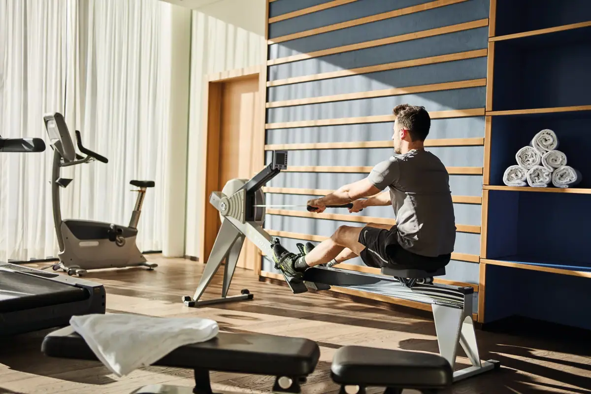 Een man op een roeimachine.