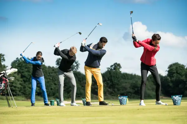 Een groep mensen speelt golf op een golfbaan.