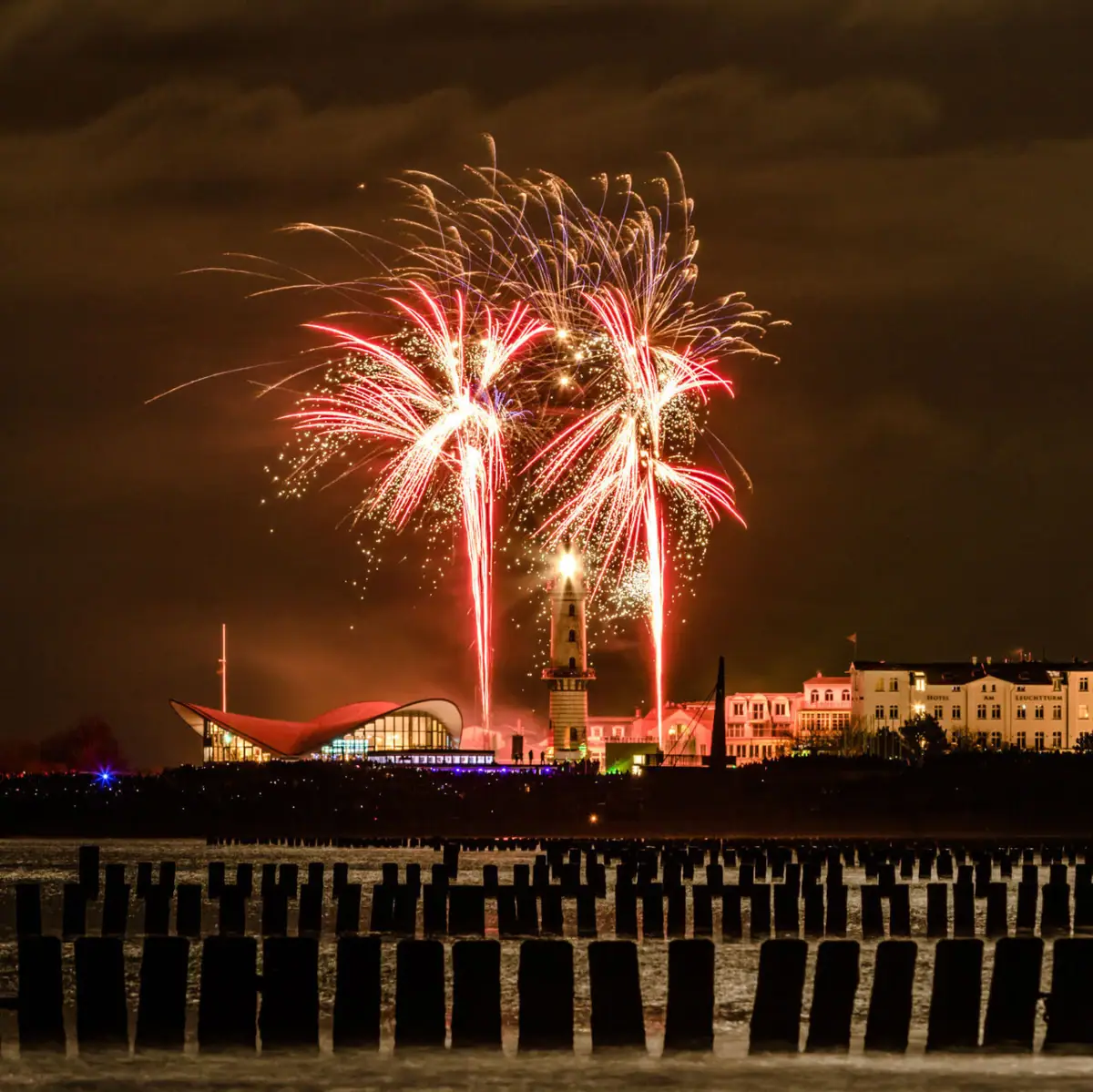 Oudejaarsavond bij aja Warnemünde Vuurwerk in de nachtelijke hemel boven de stad.